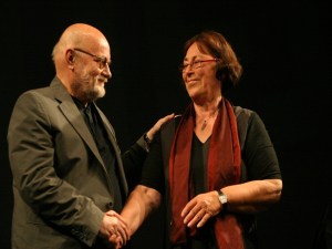 Christel Hoffmann gratuliert Horst Hawemann zum ASSITEJ-Preis 2009 für besondere Verdienste für das Kinder- und Jugendtheater