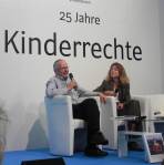 Tom Koenigs im Gespräch mit UNICEF-Mitarbeiterin Kerstin Bücker über die Bedeutung der UN-Kinderrechtskonvention