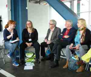 Anna Eitzeroth, Projektleiterin von Wege ins Theater, im Gespräch mit Theatermachern und -experten (von links: Anna Eitzeroth, Jutta M. Staerk, Thomas Lang, Gordon Vajen, Katrin Schyns )