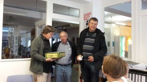 Ein Dankeschön für Henning Fangauf für seine Juroren-Tätigkeit beim Karfunkel (von links: Henning Fangauf,   Dieter Bassermann, Johannes Promnitz)