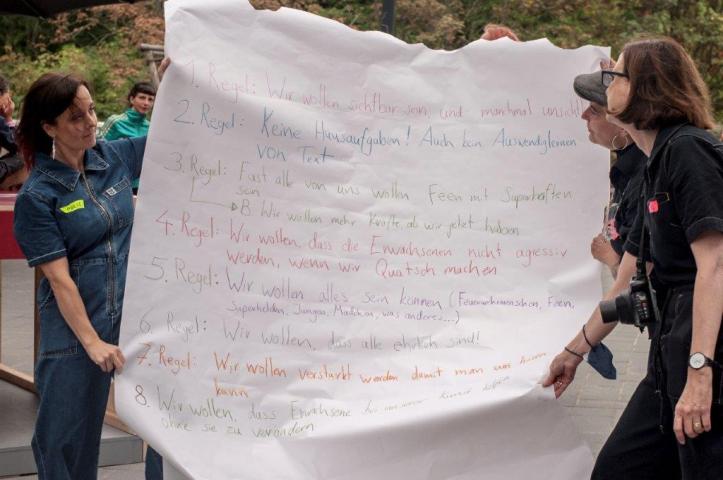Das Manifest der Kinder wird auf dem Platz der Kinderrecht in Hamburg vorgetragen. Foto: Margaux Weiß