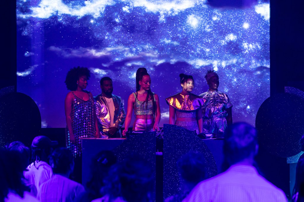 Das Performance-Kollektiv von Mable Preach vor einer Leinwand mit Sternen