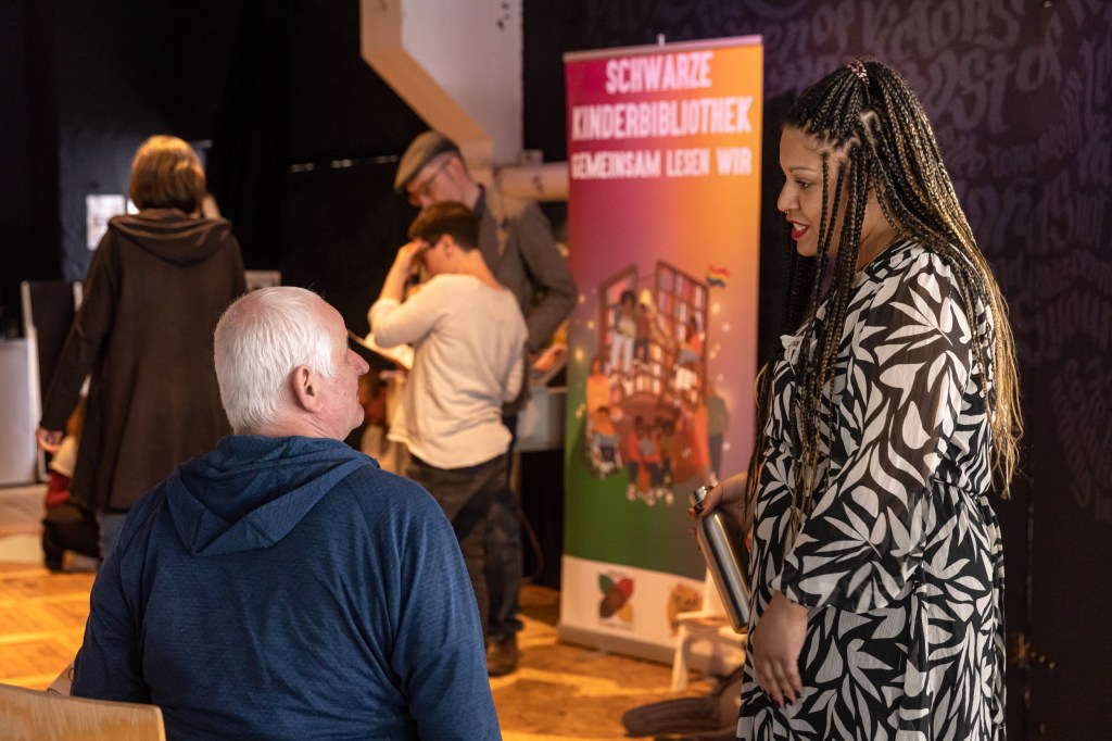 Ein weißer Mann und eine schwarze Frau unterhalten sich